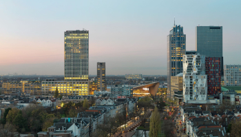 Foto van een stad in schemerlicht
