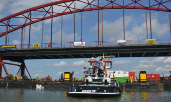 120616 03 De nieuwe brug wordt ingevaren.jpg