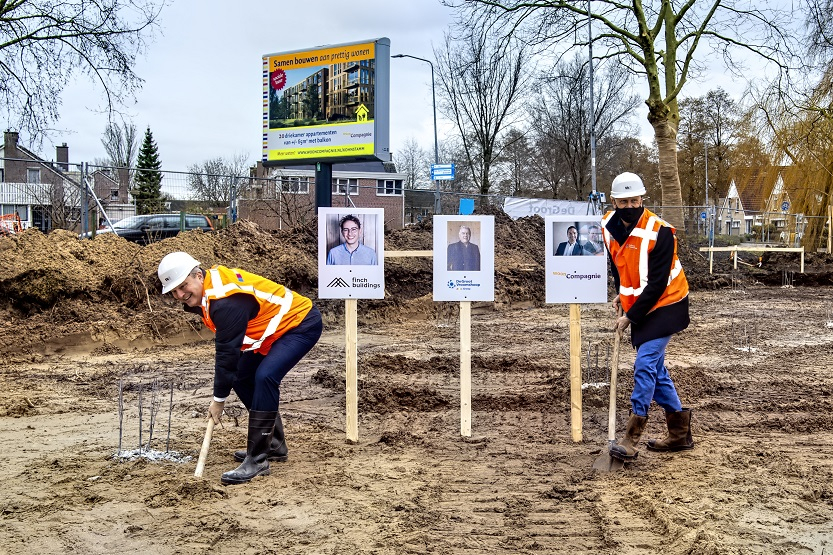 Starthandeling woongebouw M'DAM, plaatsing met  ovv Fotograaf Evert Ruis - small.jpg